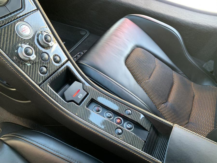 Детали интерьера McLaren MP4-12C 2012 года  (фото 46 из 48)